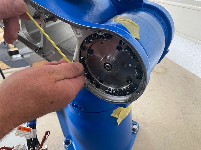 Wartungsarbeiten an einem blauen Roboter